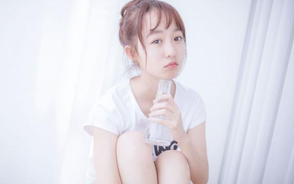 清纯丸子头可爱美少女