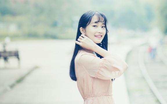 优雅迷人的长发女生长裙户外写真