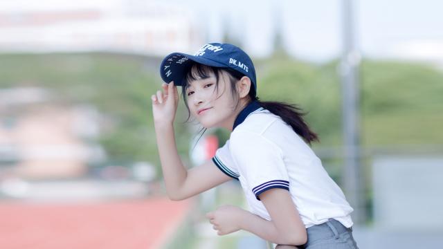 操场上的校服女生