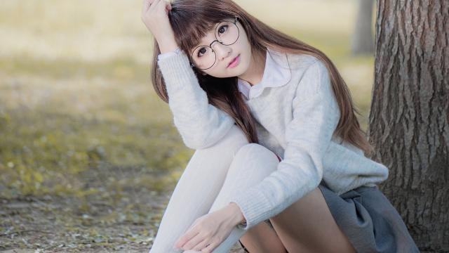 可爱美女户外迷人写真