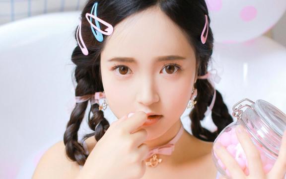 吊带白皙美女迷人写真