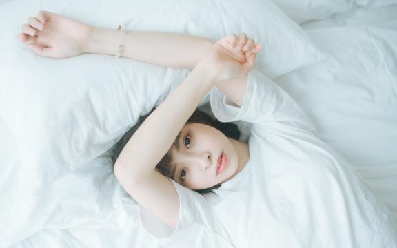 白色T恤短发美女慵懒写真