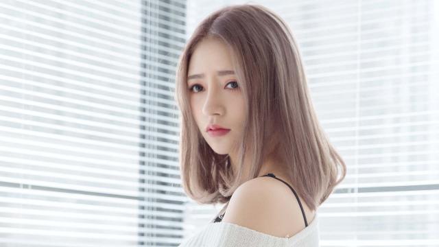 白皙美女私房迷人写真