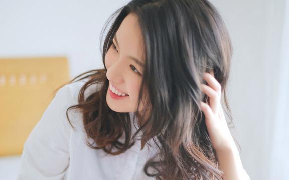 气质优雅白衬衫美女