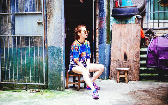 夏季清爽搞怪美女