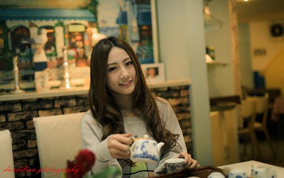 清纯美女的小酒窝