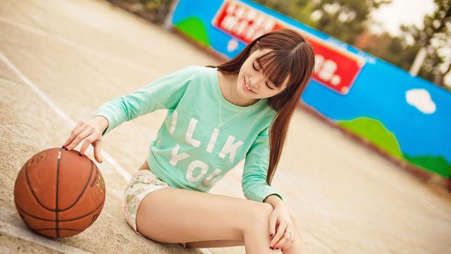 清新美女校花孔一红