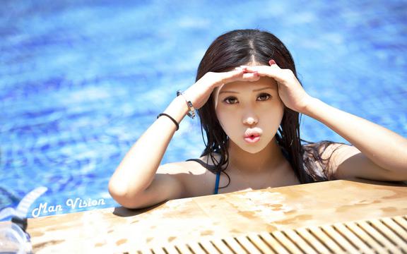 卖萌的性感泳装美女