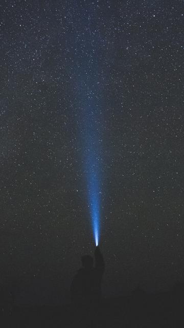 抖音黑夜里的一束光