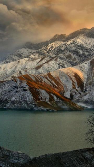 雪景山岳湖畔