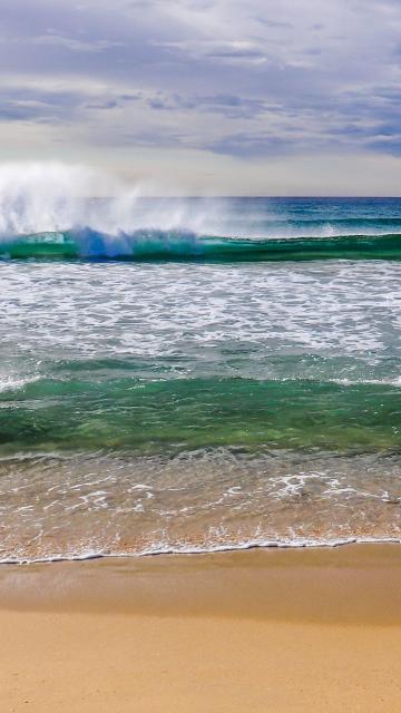 海滩波浪飞溅