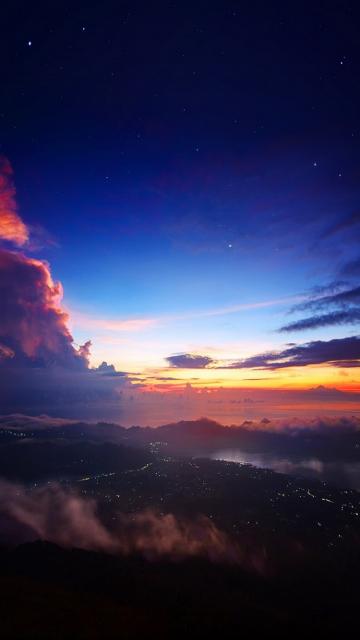 美丽的夕阳深蓝色满天星斗的天空