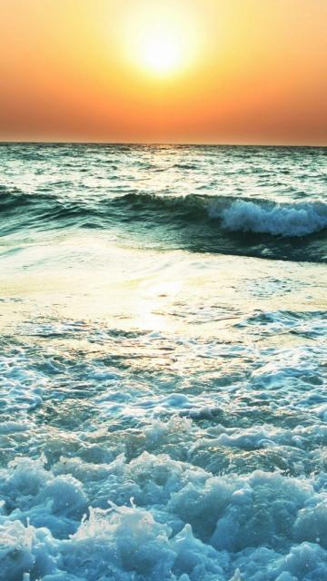 海上的湍流日落