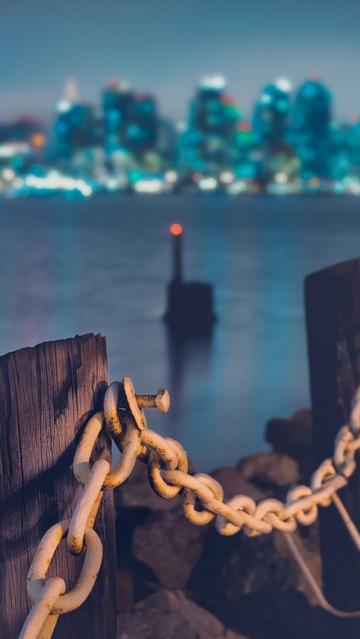 码头链遥远的城市湾天际线