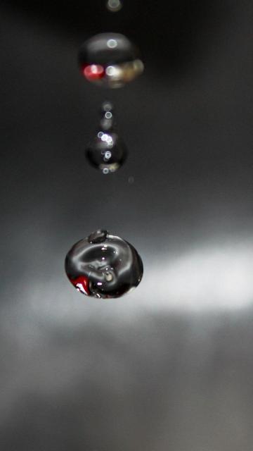 滴落的水滴黑色背景