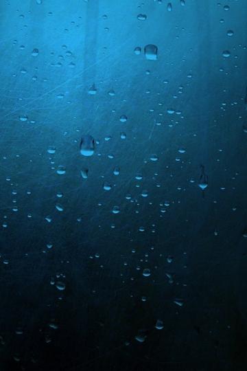 被雨打湿的蓝色玻璃