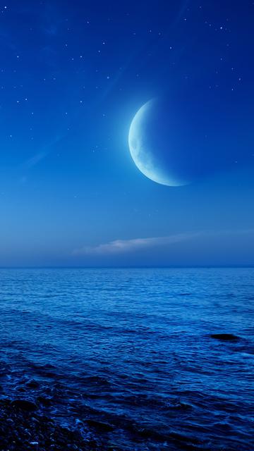 蓝色星空下的海面