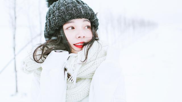 雪地里清纯可人的气质美女写真