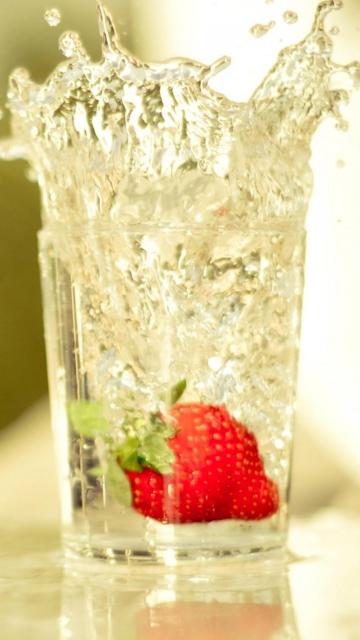 草莓落水玻璃