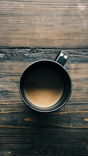 桌面上的咖啡杯