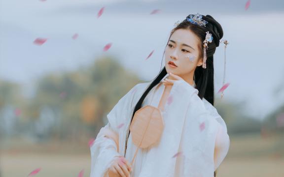 古装仙气飘飘美女唯美户外写真