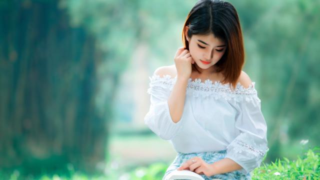 清秀女生户外气质写真
