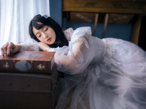 甜美又不失性感的白色婚纱美女