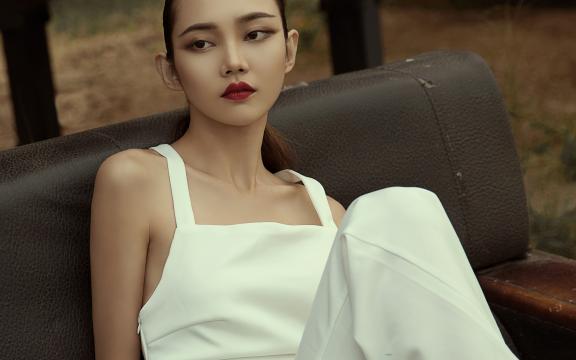 时尚高冷的美女模特迷人写真