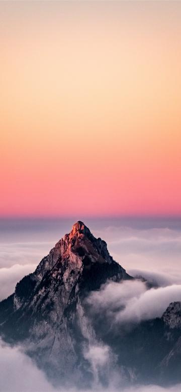 落日下的山峰