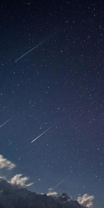 夜空中唯美的流星雨