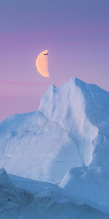 壮美雪山上的半轮残月