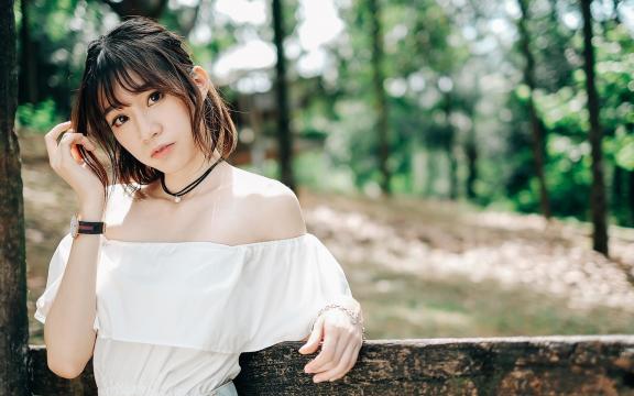 白皙甜美女孩的气质写真