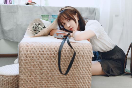 清纯美丽的文艺少女性感写真