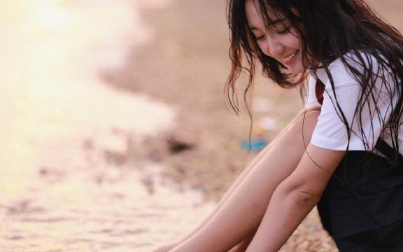 可爱小学妹海边上演湿身诱惑