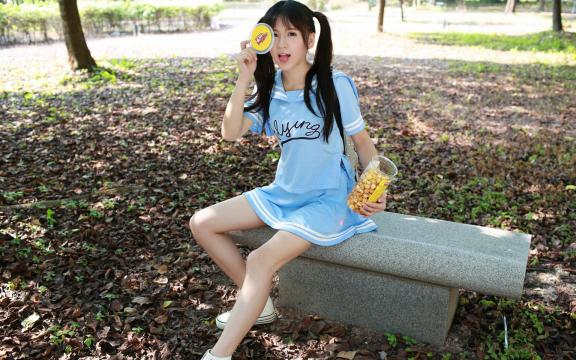 可爱双马尾萝莉室外清新写真