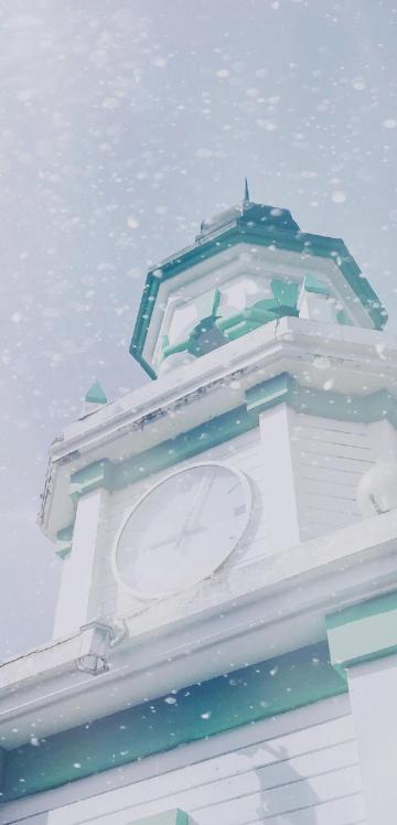 雪中的白色钟楼