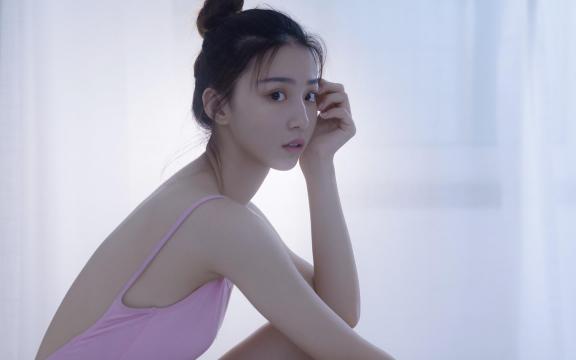 极品美女性感连体泳衣诱人写真