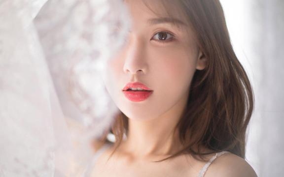 性感吊带美女私房诱人写真