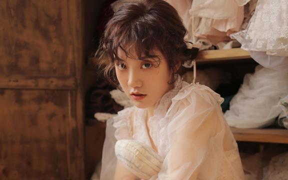 雪白肌肤甜美少女白嫩元气迷人写真