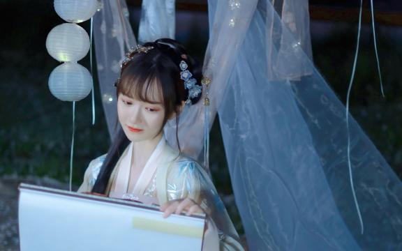 古风美女灿如春华迷人写真
