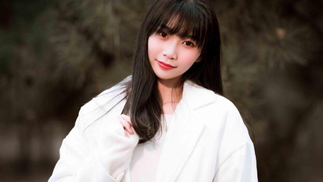 长发美女俏丽迷人写真