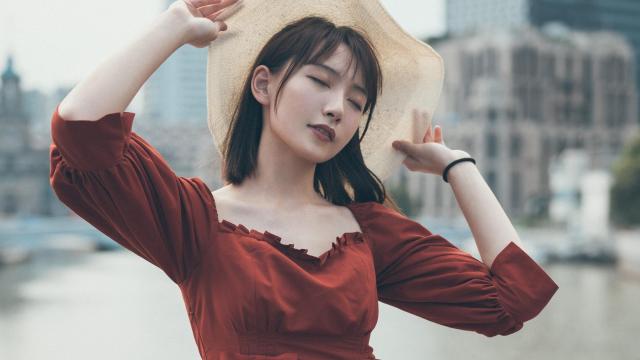 气质美女砖红色连衣裙魅力写真