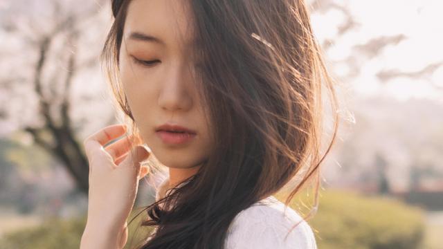 知性优雅美女户外写真
