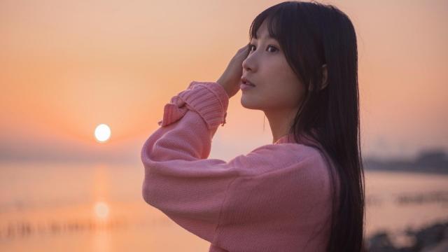长发美女海边迷人写真