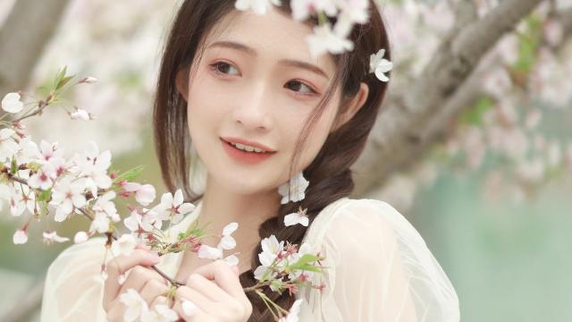 美丽大方的漂亮小姐姐
