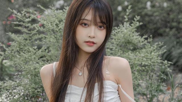 性感美女吊带裙露肩写真