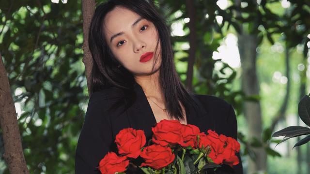 美女胸前手捧鲜花