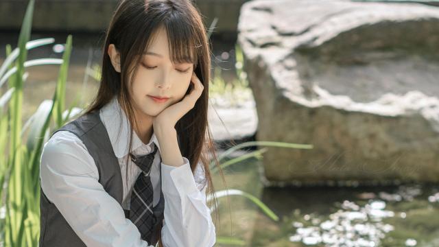 充满青春气息美女制服写真