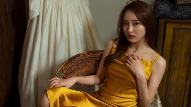 楚楚动人的长发美女