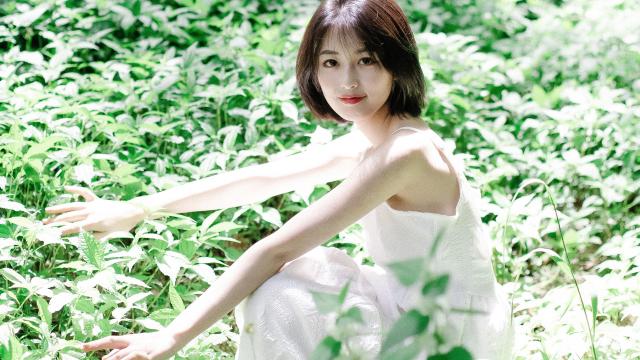 甜美清新美女户外写真